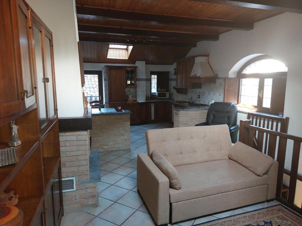 Casa Del Rustico, Indipendente Vista Sacra Con Dipinto Villa Caprie Exterior photo